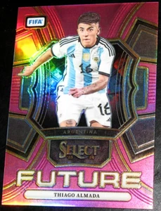 2023-24 Seleziona FIFA Thiago Almada FUTURO MAGLIA ROSA # 16/25 Prizm Argentina - Foto 1 di 3