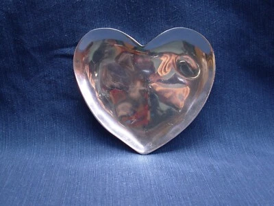 Bandeja de baratija Pottery Barn 5" tono plata forma corazón plato brillante metal amor Foto 1 de 4
