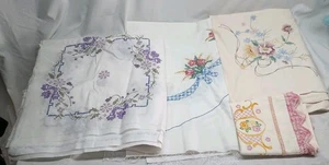 Lot Of 4 Sewing Bundle Of Vintage Embroidered Cloths & 12 Square Quilt Panel - Picture 1 of 10