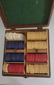 Poker Chip Vintage strukturierte braune Holzkiste 1940’s-50’s, 2 Chipschalen viele Chips - Bild 1 von 10