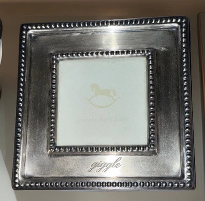 Marco de fotos Pottery Barn Baby “GIGGLE” sostiene foto de 2,75” x 2,75” con parte posterior de terciopelo Foto 1 de 4