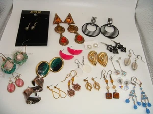 LOT OF 20 PAIRS EARRINGS VINTAGE TO MODERN FOR PIERCED EARS AB EASTER BUSKET - Picture 1 of 15