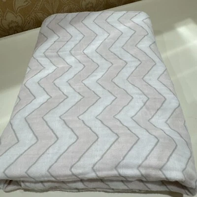 Manta de algodón Chevron blanca/rosa/gris para bebé niña Swaddle Designs Foto 1 de 3