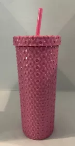 Vaso con tachuelas de plástico rosa de 26 oz con pajita - Imagen 1 de 7