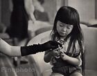1968/72 Vintage 11x14 JEU MAIN TOKYO Petite Fille Japonaise Art PAR ANDRE KERTESZ