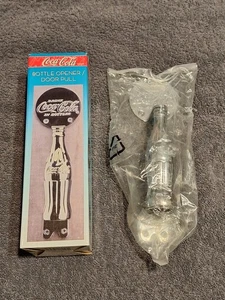Coca-Cola 1997 verchromter Flaschenöffner Türgriff Neu in OVP - Bild 1 von 10