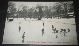 Rare old ICE HOCKEY postcard MCGILL UNIVERSITY HOCKEY TEAM PRACTICE MONTREAL - Foto 1 di 2