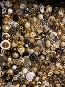 LOT OF VINTAGE LOOK BUTTONS - 1000 BUTTONS - 2022-0804-1