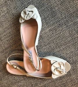New Women Isaac Mizrahi Leather Slingback Flat Sandals, Size 8.5 M, Ivory - Picture 1 of 9