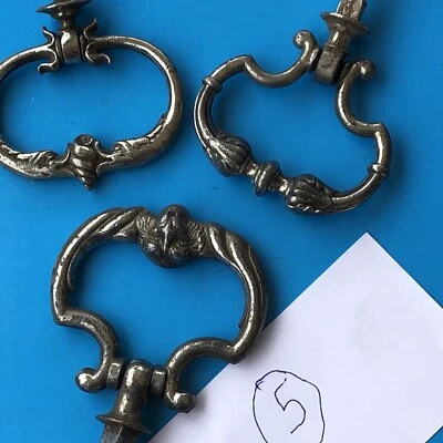 Ancienne poignée  de  tiroir de  commmode en  laiton  (x 3) - Photo 1/4