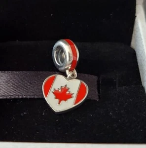 AUTÉNTICA BANDERA DE PANDORA CANADÁ HOJA DE ARCE AMULETO PLATEADO 925 ALE TRAVEL + BOX - Imagen 1 de 4