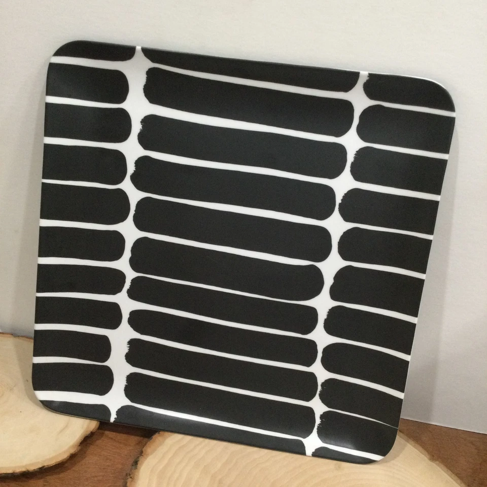 Bandeja cuadrada de melamina blanca y negra Marimekko 2019, diseño MCM Foto 1 de 4