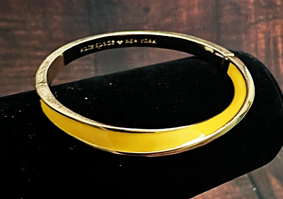 Brazalete bisagra esmaltado Kate Spade New York "Do The Twist" Foto 1 de 4