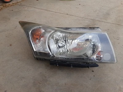 2011-2015 雪佛兰科鲁兹右乘客侧车头灯一些安装标签损坏 — 第 1/4 张图片