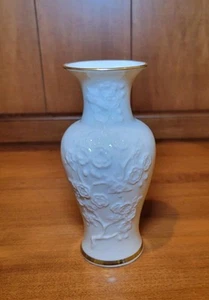 Lenox GEORGIAN Ivory Porcelain Vase Embossed Gold Trim 6.5" Floral - Picture 1 of 8