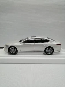 AUTOart Minicar 1/18 Lexus LS500H Sonic White Used - Picture 1 of 8
