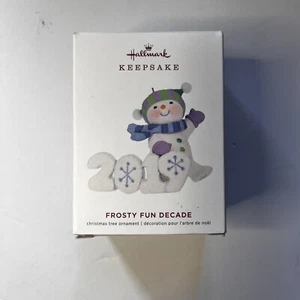 Muñeco de nieve Hallmark Keepsake Ornament Frosty Fun Decade 2019 nuevo vacaciones de Navidad - Imagen 1 de 4