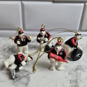 Coca-Cola Set di 5 Mini Ornamenti Natalizi Orso Polare Pit Crew NASCAR - Foto 1 di 6