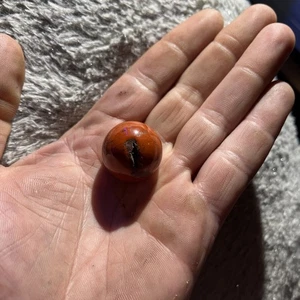 1 Zoll rote Jaspis Kugel mit natürlicher Spalte - Bild 1 von 3