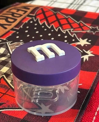 Contenedor de aperitivos M&M de plástico púrpura Foto 1 de 2