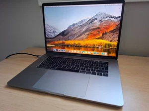 Apple MacBook Pro 15” A1707 (i7 2.9GHz, 16GB RAM, 512GB SSD, macOS High Sierra) - Zdjęcie 1 z 7