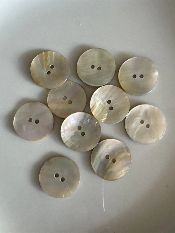 10 mal Jacke Tunika Kleid  Knopf  22 mm  Perlmutt  2 Loch Natur Beige Grau - Bild 1 von 1