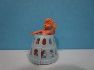 Steckis Babys - Baby im Laufstall 80er Jahre EU - Laufstall hell blau mit Riss - Bild 1 von 1