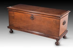 Castillian chest. Walnut and wrought and polychromed iron. Spain, 17th century. - Picture 1 of 17