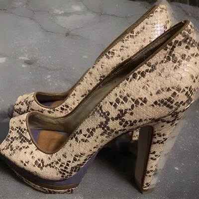 Sapatos de salto alto Schutz couro com estampa de pele de cobra peep toe detalhes roxos tamanho 6B - Imagem 1 de 4