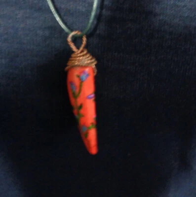 Hecho a mano, pintado a mano, cuerno de coral con montaje de cobre retorcido a mano, en cordón de 21" Foto 1 de 4