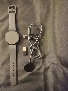 Samsung Galaxy Watch6 44mm Black VERY GOOD condition with charge pad & converter - Photo 1 sur 4