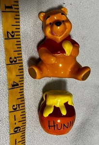 Salero y pimentero miel Winne The Pooh de colección Disneyland - Imagen 1 de 23