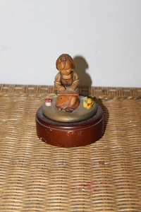 Figura Movimiento Musical Suizo Reuge - Niña Leyendo con Pato y Seta - Imagen 1 de 7