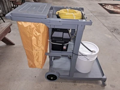 Дезинфицирующее средство-распылитель и тележка Janitor на батарейках - Изображение 1 из 4