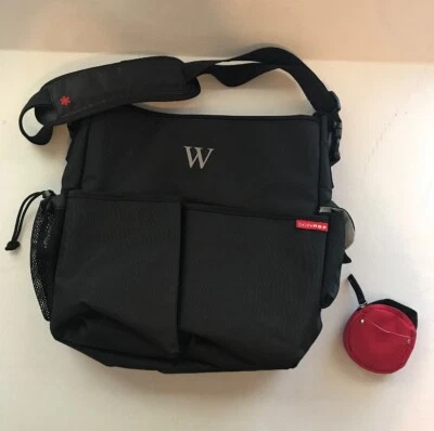 Bolsa de pañales Skip Hop Messenger en negro con monograma con bolsillo adicional para chupete Foto 1 de 4
