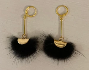 Weiche Fell Ohrhänger - schwarz mit goldfarbenem Verschluss - NEU - Bild 1 von 6