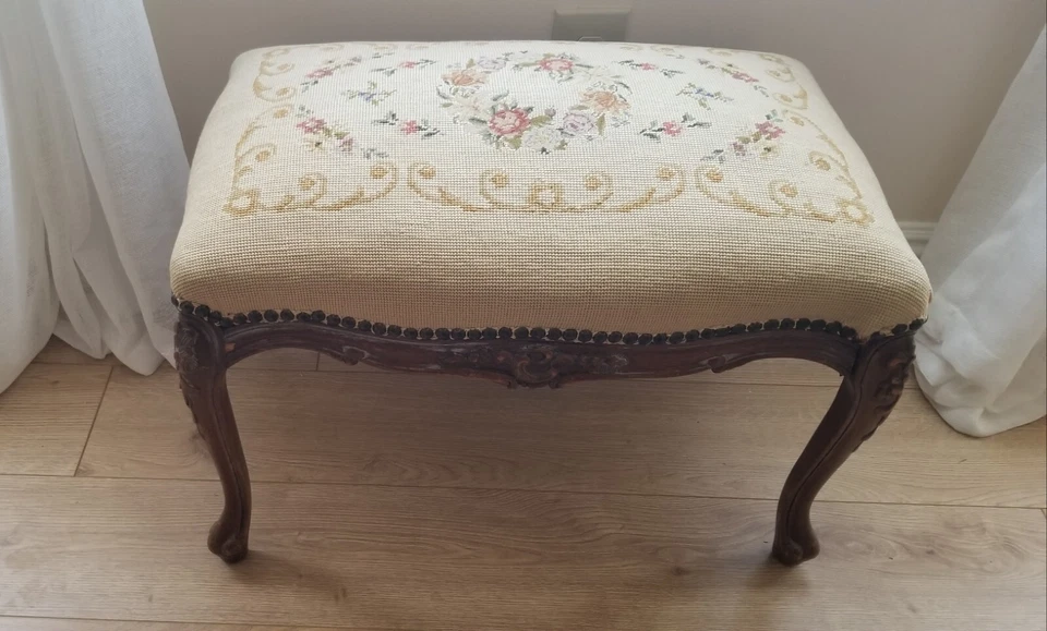 Antiguo banco de punta de aguja de madera tallada estilo francés recorte de cabeza de clavo RECOGIDA LOCAL  Foto 1 de 4