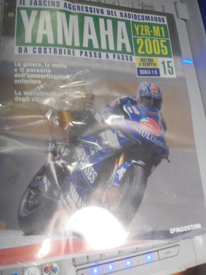 YAMAHA YZR-M1 -  1:5  - 2005 - MOTO RC A SCOPPIO DE AGOSTINI - USCITA NUMERO  15 - Immagine 1 di 1