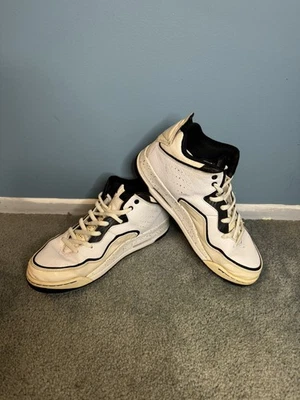 Tênis Nike Air Jordan Courtside tamanho 9.5M branco preto usado 453980-110 - Imagem 1 de 4