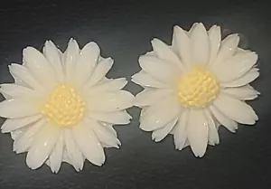 Pendiente clip flor margarita plástico vintage SARAH Coventry. - Imagen 1 de 4