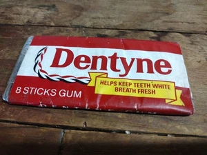 Goma de mascar Dentyne 1981 vintage 8 palos--pantalla de utilería de película sellada como nueva de colección  - Imagen 1 de 2