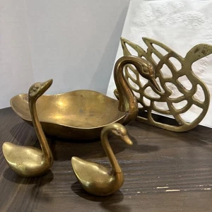 Lotto di 4-Cigni Vintage OTTONE~Varietà di Patina e Taglie~Porta tovaglioli-Vassoio-Cigni - Foto 1 di 11
