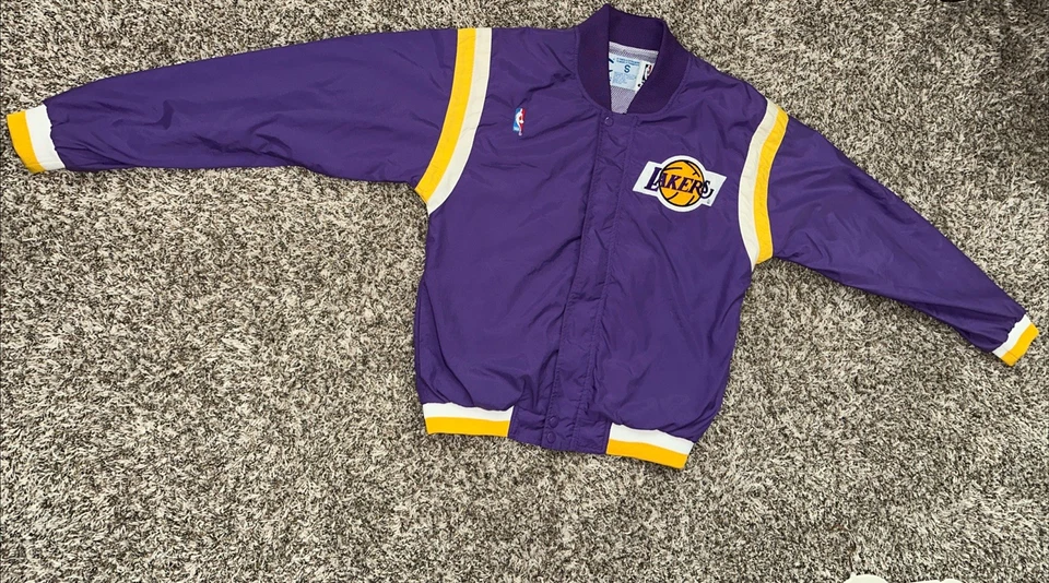 RARO DE COLECCIÓN 90s Los Angeles Lakers Campeón Calentamiento Traje Chaqueta Hombre Pequeño NBA Foto 1 de 4