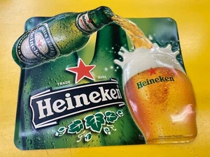 Letrero de metal Heineken vintage para verter botella en un vaso - Imagen 1 de 15