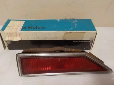 71 72 Oldsmobile Cutlass 442 1970 luz lateral izquierda y soporte. Usado Foto 1 de 4