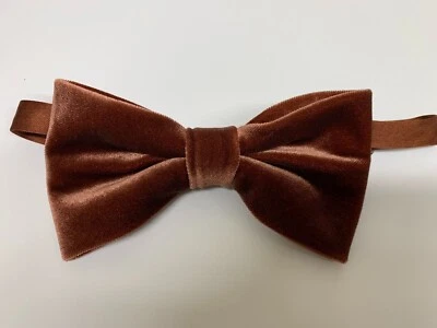 Pajarita con bandas de terciopelo marrón Foto 1 de 3