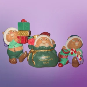 Santa's Helpers Woodchucks 1996 Hallmark Merry Miniatures Christmas B5 - Imagen 1 de 3