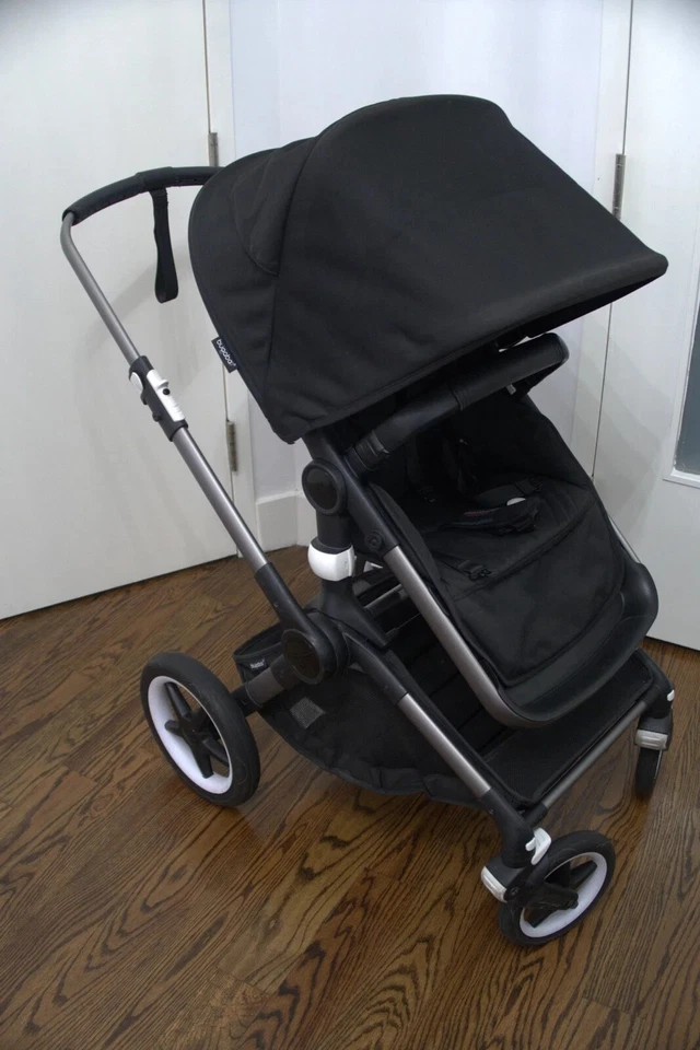 Black Bugaboo Fox 3 Carriage includes seat + bassinet and rain cover barely used - Image 1 of 1