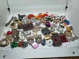 Lote de 60+ piezas colgantes y alfileres bisutería para artesanía o reutilización - Imagen 1 de 10