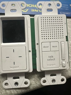 Unidad de sala de llamadas selectiva Legrand On-Q IC7001-WH para el sistema de intercomunicación On-Q Foto 1 de 2